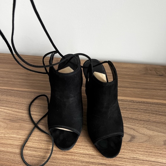 Shoes from Club Monaco (Isa Tapia). - Picture 4 of 8